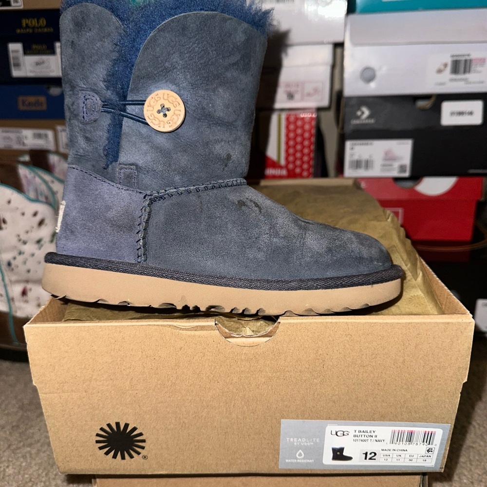 ***SOLD***
UGG Navy Suede Boots with Tan Sole